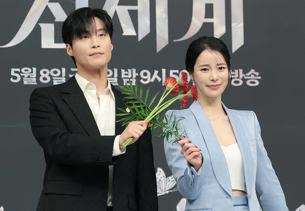 배우 허남준과 임지연(오른쪽)이 지난 7일 서울 양천구 목동SBS에서 열린 SBS 새 금토드라마 '멋진 신세계'(극본 강현주/ 연출 한태섭) 제작발표회에 참석해 포즈를 취하고 있다. '멋진 신세계'는 희대의 조선 악녀 영혼이 씌어 '악질'로 변한 무명배우 신서리(임지연 분)와 자본주의가 낳은 괴물이라 불리는 악질재벌 차세계(허남준 분)의 일촉즉발 전쟁 같은 로맨스 코미디 드라마다 / 뉴스1