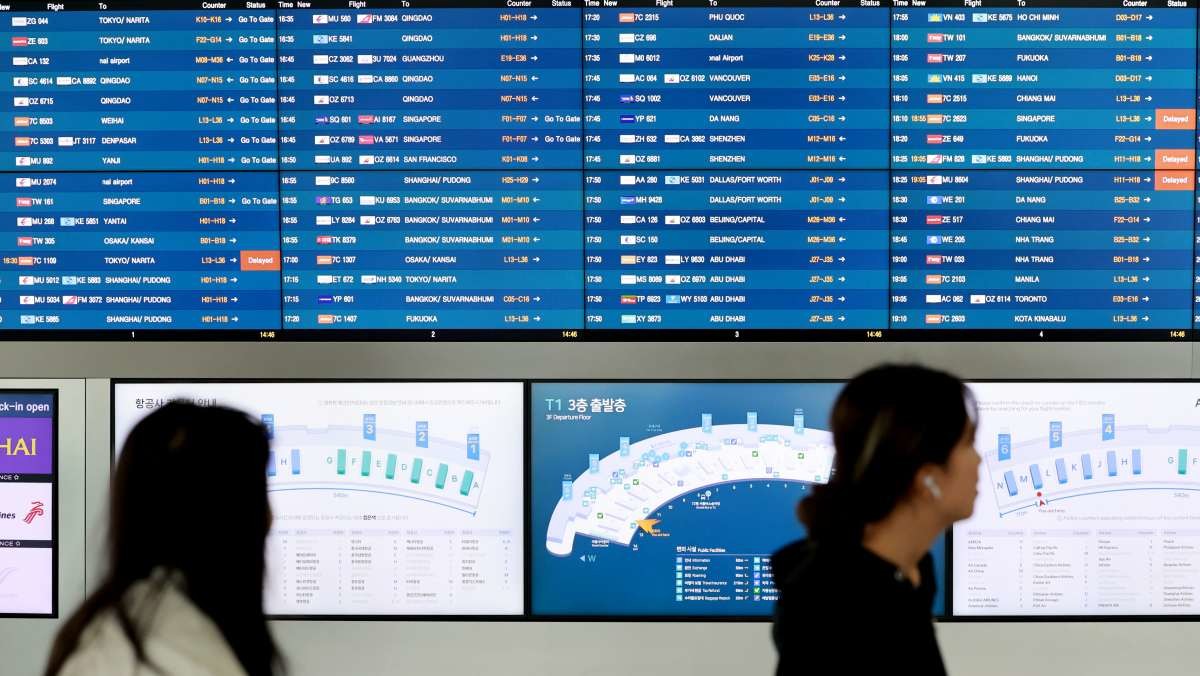 지난달 인천국제공항 제1여객터미널 출국장에서 여행객들이 이동하고 있다. / 뉴스1