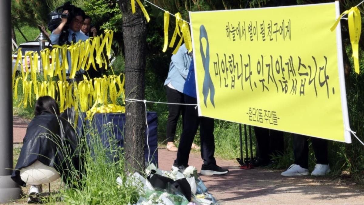 지난 7일 여고생 흉기 살인사건이 발생한 광주 광산구 월계동 추모 현장에 피해 학생을 추모하는 현수막이 걸려있다. 추모객들은 사건 현장에 꽃을 두기도 했다.  / 연합뉴스