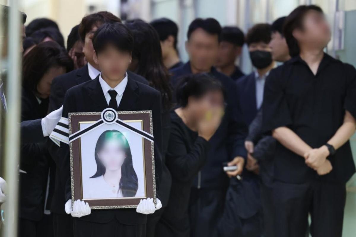 지난 7일 광주 광산구 신가동 한 장례식장에서 장모씨가 휘두른 흉기에 찔려 숨진 여고생의 발인이 진행되고 있다. / 연합뉴스