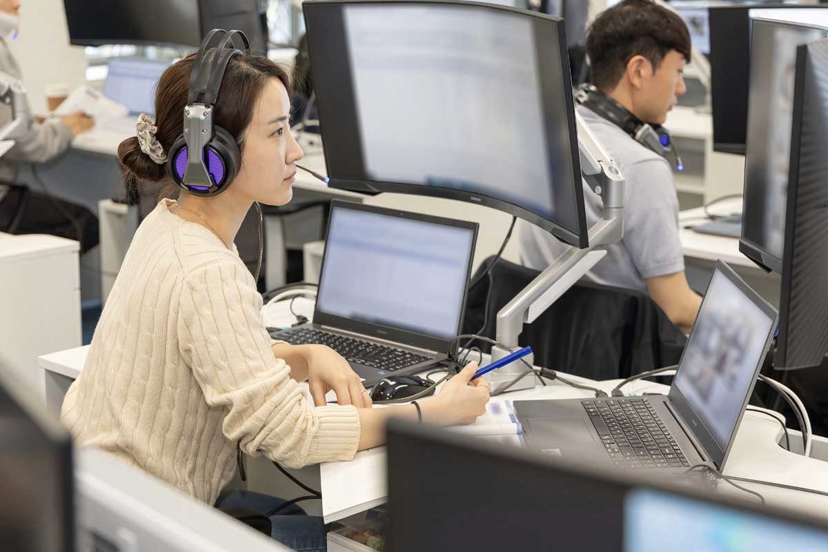 삼성은 지난달 26일부터 이틀간 입사 지원자를 대상으로 삼성직무적성검사(GSAT·Global Samsung Aptitude Test)를 진행했다고 27일 밝혔다. 삼성그룹은 지난 1995년 하반기 신입 공채 때 삼성직무적성검사(SSAT·Samsung Aptitude Test)를 도입했다. 사진은 지난 19일 경기도 용인 삼성전자 인재개발원에서 삼성전자 감독관이 삼성직무적성검사 응시자를 대상으로 예비 소집을 진행하는 모습. / 뉴스1