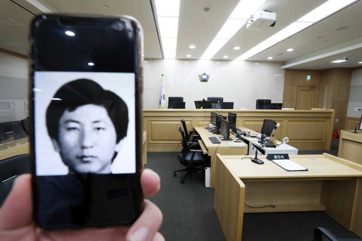 10대부터 70대까지 여성을 강간·살해·유기한 '이춘재 연쇄살인사건'의 피의자 이춘재가 34년 만에 이 사건의 실체적 진실을 밝히기 위해 지난 2020년 11월 법정에 증인으로 출석했다. 사진은 이춘재가 출석하는 경기도 수원시 영통구 수원지방법원 501호 법정. / 뉴스1