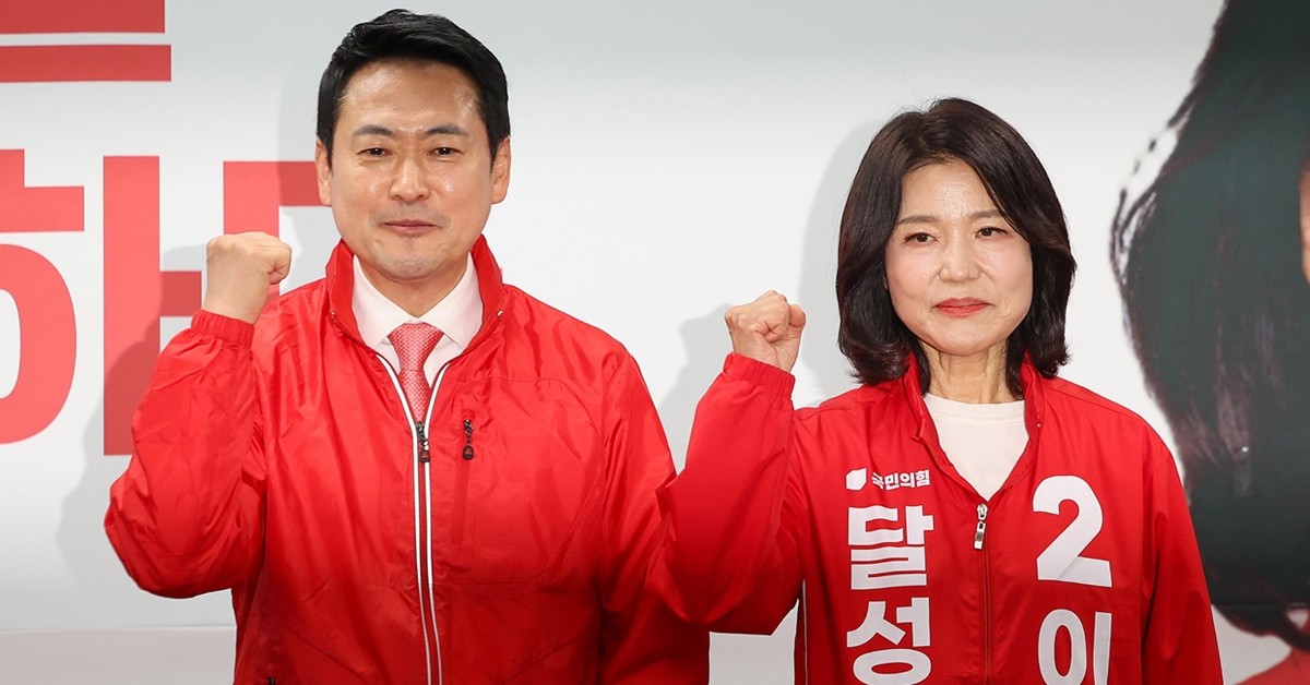 장동혁 국민의힘 대표(왼쪽)와 대구 달성군 국회의원 보궐선거에 출마하는 이진숙 전 방송통신위원장이 10일 오후 달성군 선거사무소 개소식에서 필승을 다짐하고 있다. / 뉴스1