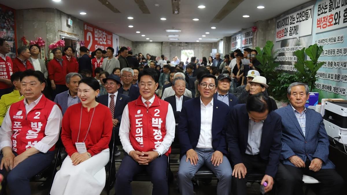 선거사무소 개소식에 참석한 내빈들과 기념촬영