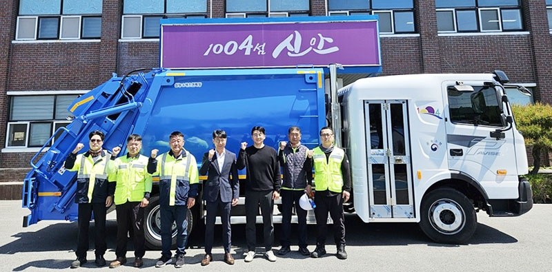 신안군은 현장 최일선에서 근무하는 환경미화원들의 고질적인 안전사고를 원천 차단하고 근로 여건을 대폭 개선하기 위해, 이달부터 '한국형 저상형 청소차량' 1대를 관내 지도읍사무소에 우선 배치해 본격적인 실전 운영에 돌입했다. / 신안군
