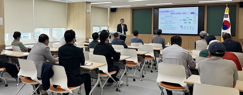 함평군은 지난 7일 함평군청년센터 회의실에서 지역 주민과 예비 사업 참여자들을 대상으로 개최한 ‘햇빛소득마을 주민설명회’가 주민들의 뜨거운 호응 속에 성공적으로 치러졌다. / 함평군
