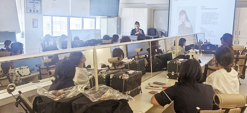 광주여자대학교 미용과학과는 지난 4일 재학생을 대상으로 취업역량강화프로그램의 일환인 ‘S/S 트렌드 메이크업 특강’을 운영했다. / 광주여대