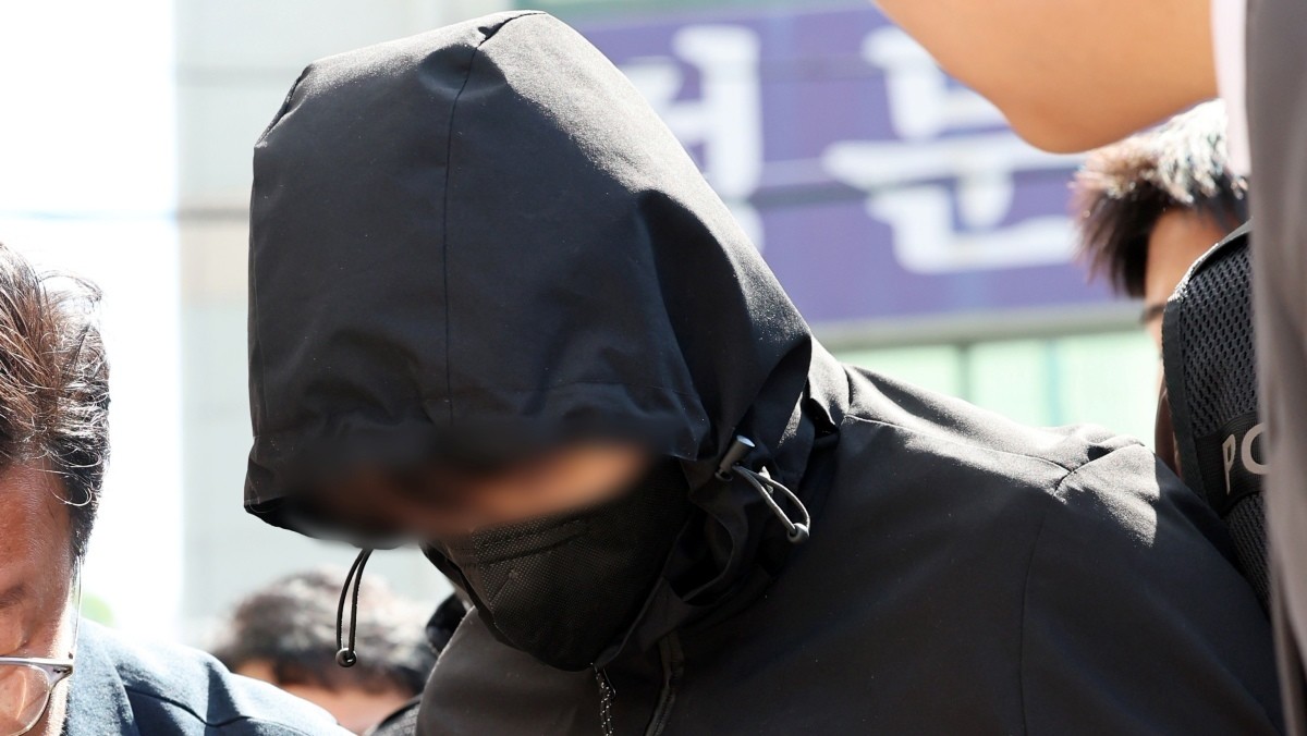 지난 7일 오전 광주 동구 광주지방법원에서 '묻지마 살인' 피의자 장 모 씨가 구속 전 피의자 심문(영장실질심사)을 받기 위해 법정으로 이동하고 있다. / 연합뉴스
