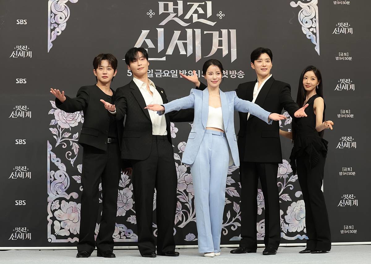 배우 김민석(왼쪽부터)과 허남준, 임지연, 장승조, 이세희가 지난 7일 서울 양천구 목동SBS에서 열린 SBS 새 금토드라마 '멋진 신세계'(극본 강현주/ 연출 한태섭) 제작발표회에 참석해 포즈를 취하고 있다. '멋진 신세계'는 희대의 조선 악녀 영혼이 씌어 '악질'로 변한 무명배우 신서리(임지연 분)와 자본주의가 낳은 괴물이라 불리는 악질재벌 차세계(허남준 분)의 일촉즉발 전쟁 같은 로맨스 코미디 드라마다 / 뉴스1