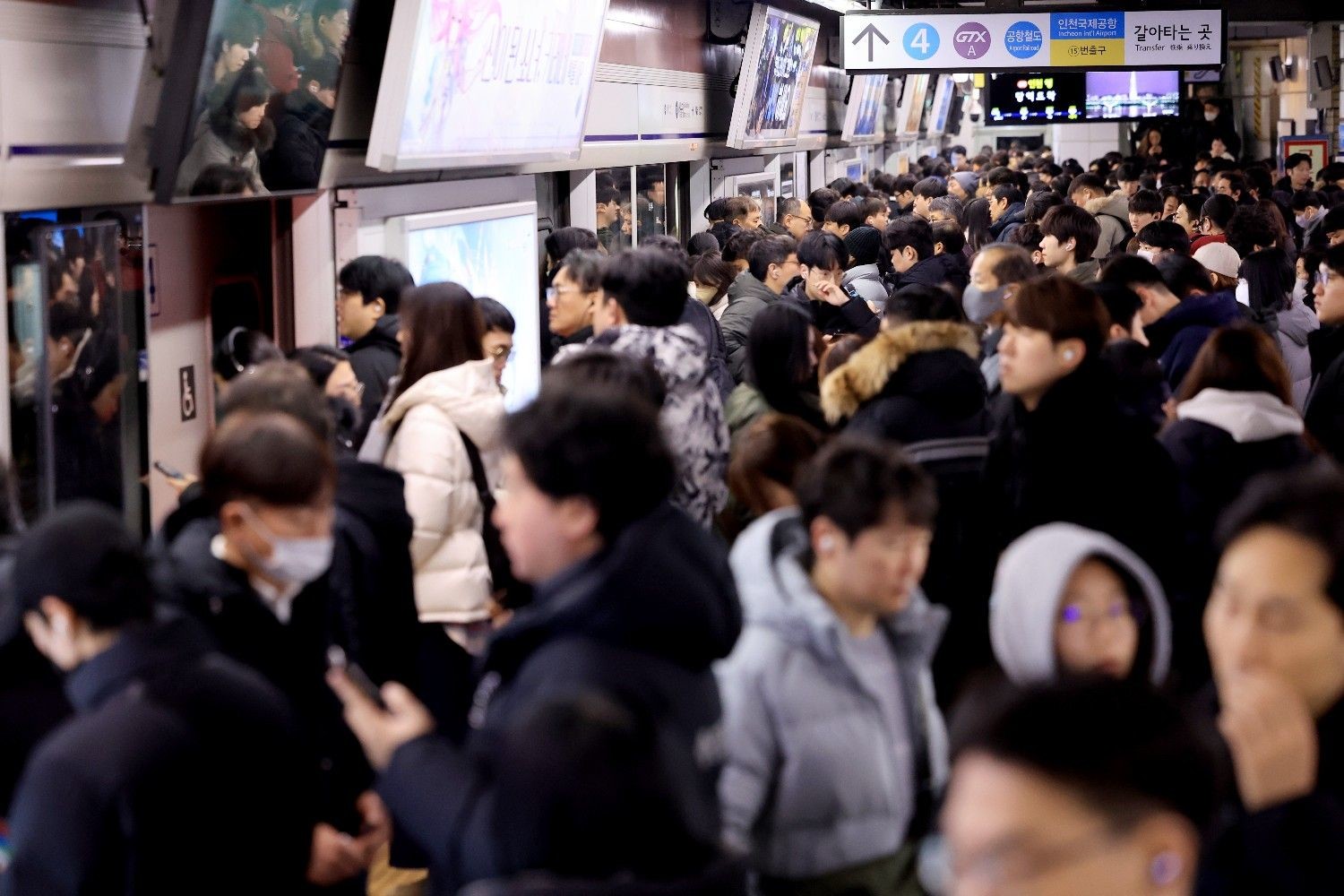 출근 시간 서울 지하철 승강장이 사람들로 가득 차 있다. / 뉴스1