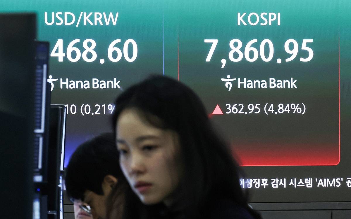 코스피가 장중 7860.95포인트를 돌파하며 매수 사이드카가 발동한 11일 오전 서울 중구 하나은행 본점 딜링룸 전광판에 코스피 지수 등이 표시되고 있다. 이날 코스피는 전 거래일 대비 227.31포인트(3.70%) 오른 7775.31에, 코스닥은 5.16포인트(0.43%) 상승한 1212.88에 거래를 시작했다. 원·달러 환율은 전 거래일 주간 거래 종가보다 5.7원 내린 1466.0원에 출발했다 / 뉴스1