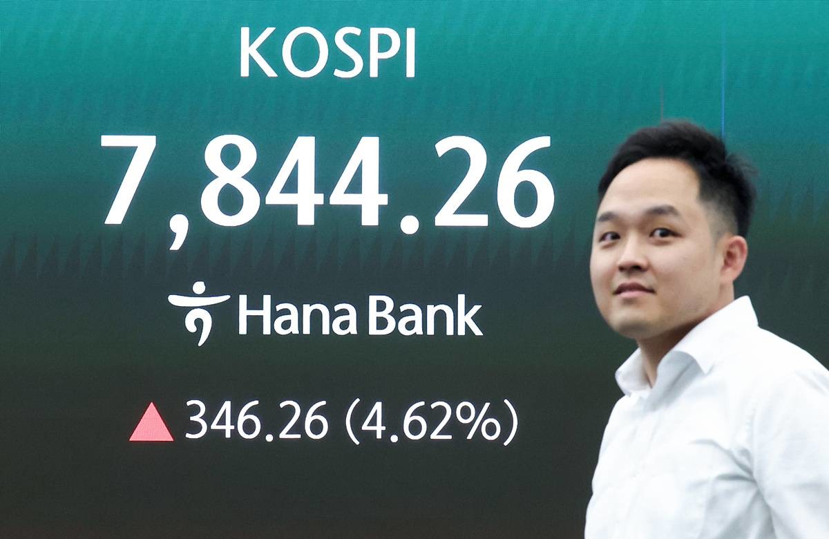 코스피가 개장 직후 7840선을 넘어서며 매수 사이드카가 발동한 11일 오전 서울 중구 하나은행 본점 딜링룸 전광판에 코스피 지수 등이 표시되고 있다 / 뉴스1
