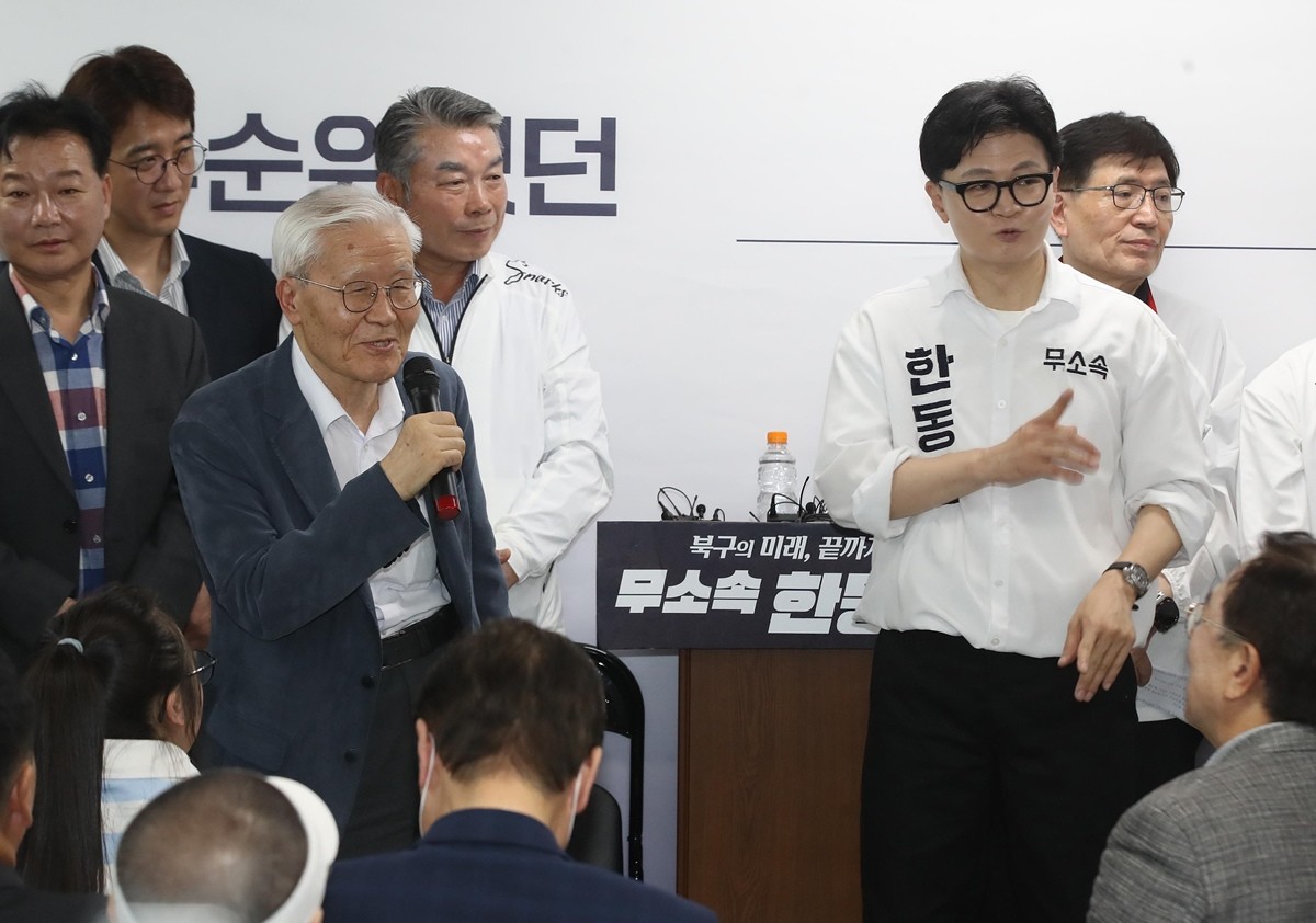 부산 북구갑 국회의원 보궐선거에 출마한 한동훈 무소속 후보가 10일 오후 선거사무소 개소식에서 조갑제 대표를 소개하고 있다. / 뉴스1