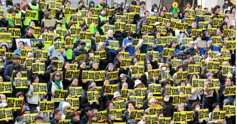 서울 종로구 세종문화회관 계단에서 열린 후쿠시마 원전 사고 15주기 탈핵 선언대회에서 피켓 시위를 하고 있다 / 뉴스1