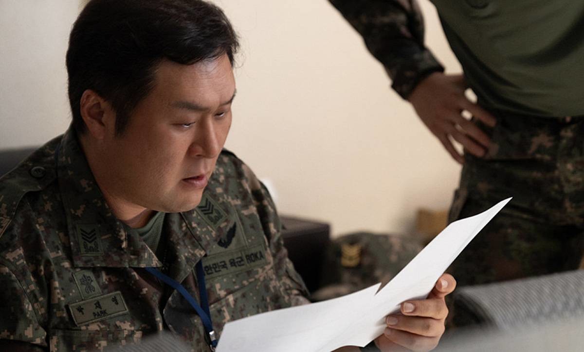 박재영과 탁문익은 강성재가 S급 이등병이라는 자료를 확인하고 믿기 어렵다는 듯 놀랐으며, 강성재 역시 당황한 표정을 보였다. 첫회 스틸 / tvN