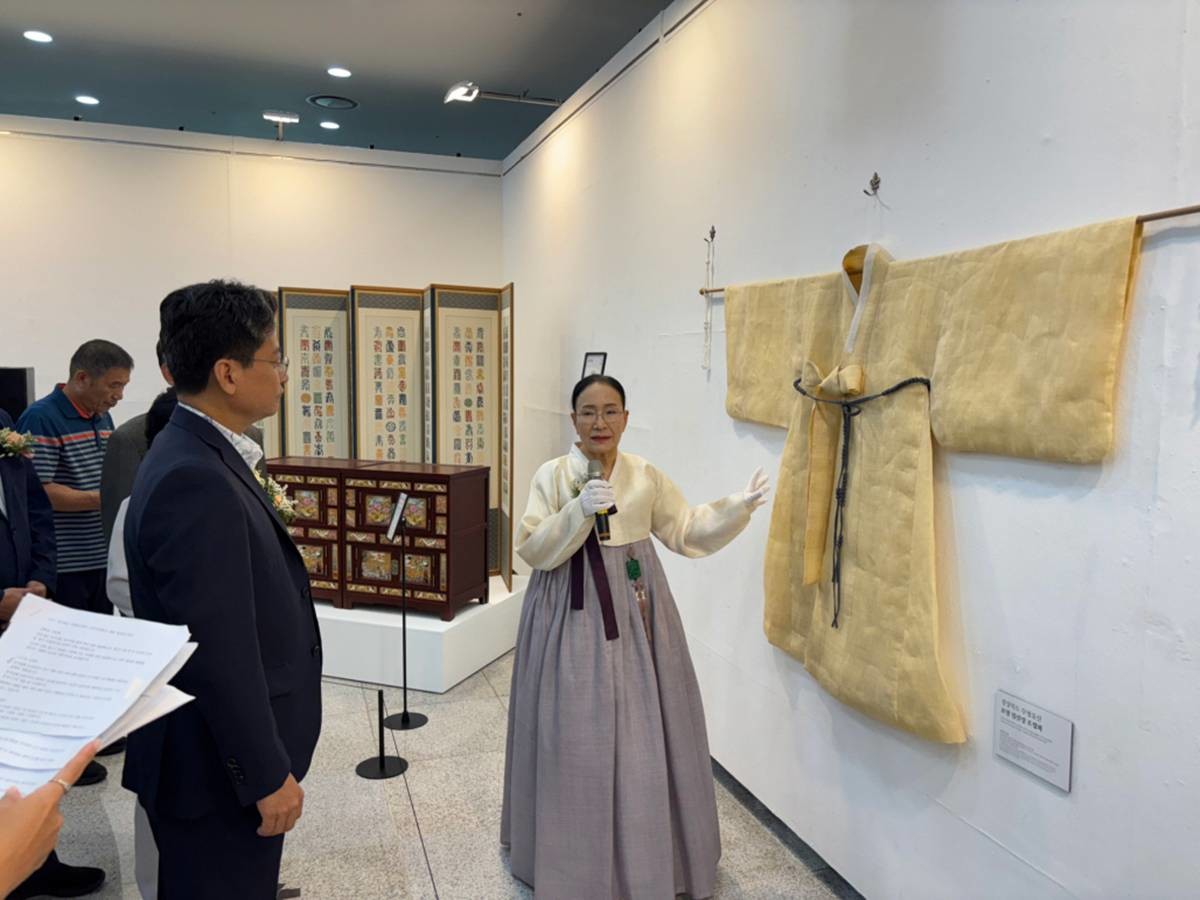 ‘경북도 무형유산대전–깊은 울림, 장인의 시간’ 행사에 포항의 조정화 장인이 참가해 관련 작품을 설명하고 있다.