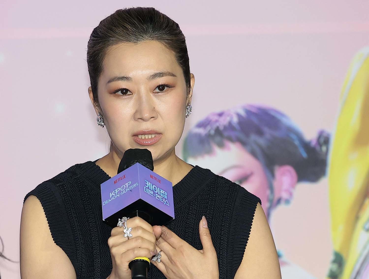 매기 강 감독이 4월 1일 서울 용산구 CGV 용산아이파크몰에서 열린 넷플릭스 영화 ‘케이팝 데몬 헌터스’(이하 케데헌) 아카데미 수상 기념 기자간담회에 참석해 인사말을 하고 있다. / 뉴스1