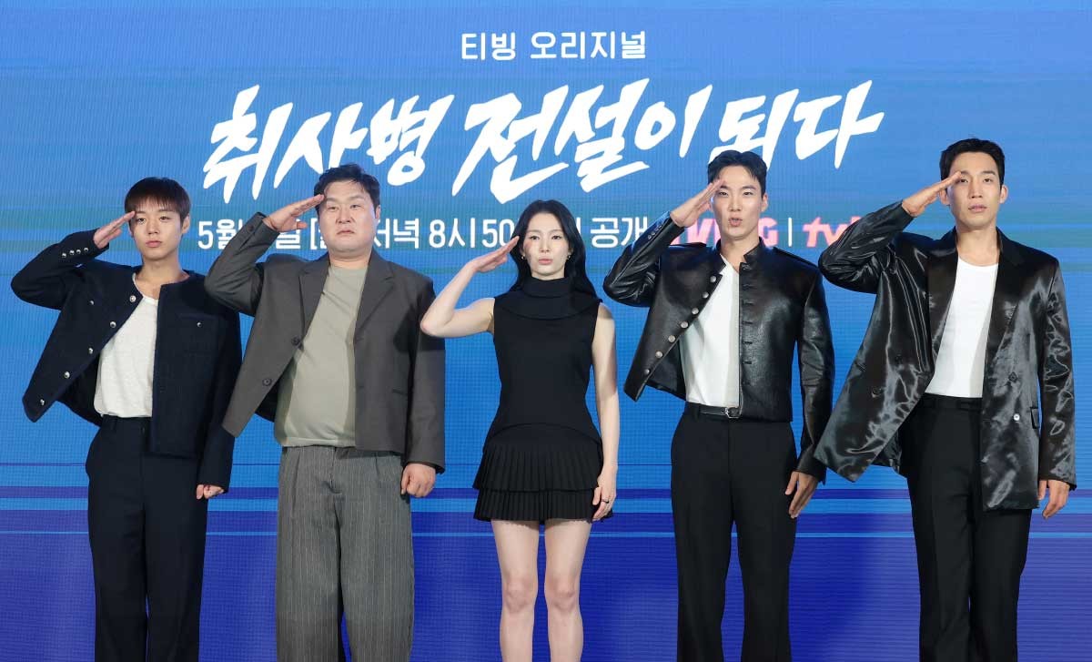 '취사병 전설이 되다' 빛나는 주역들. 배우 박지훈(왼쪽부터)과 윤경호, 한동희, 이홍내, 이상이가 지난달 6일 오후 서울 광진구 풀만 앰배서더 서울에서 열린 티빙 오리지널 ‘취사병 전설이 되다’(극본 최룡/연출 조남형) 제작발표회에 참석해 포즈를 취하고 있다. ‘취사병 전설이 되다’는 총 대신 식칼을, 탄띠 대신 앞치마를 두른 이등병 강성재(박지훈 분)가 ‘전설의 취사병’으로 거듭나는 과정을 그린 밀리터리 쿡방 판타지 드라마다. 특히 영화 ‘왕과 사는 남자’로 천만 배우 반열에 오른 박지훈의 차기작으로 뜨거운 관심을 모으고 있다. / 뉴스1