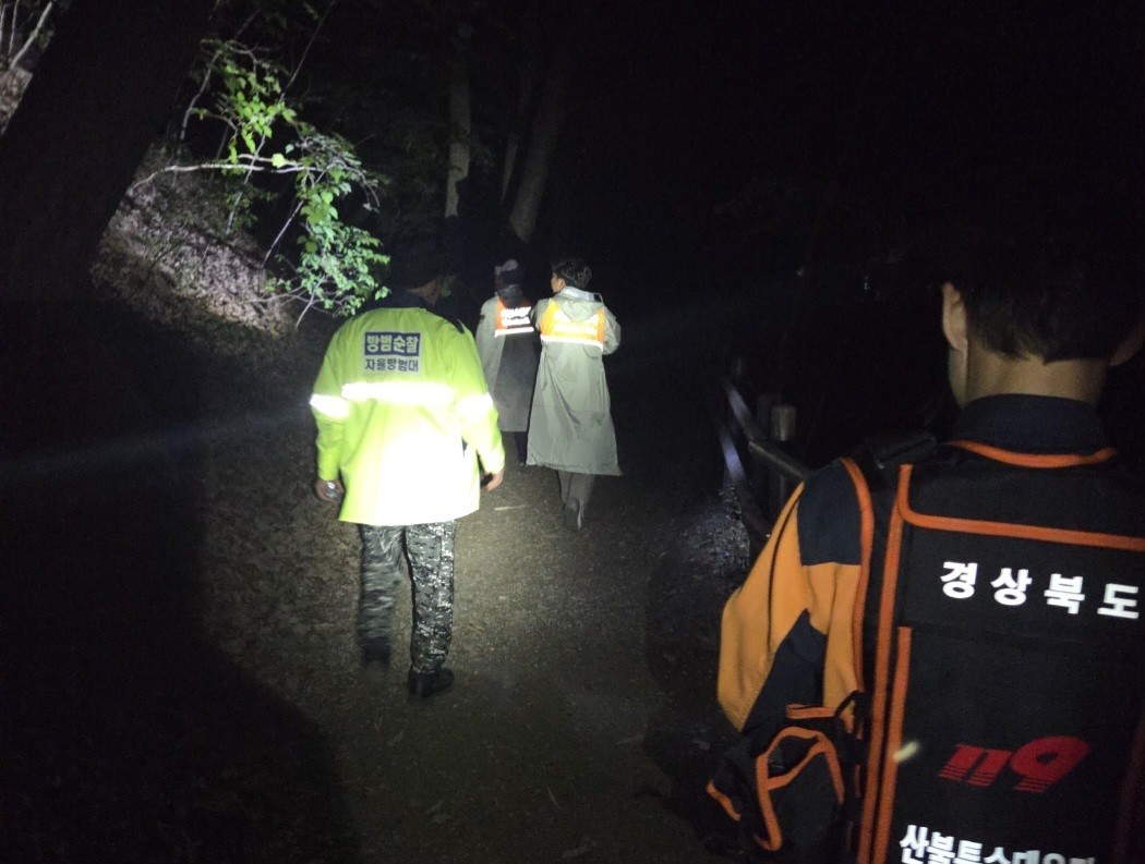 경북 청송군 주왕산국립공원에서 실종된 초등생 A 군(10대)을 찾기 위한 수색이 이어지는 가운데, 수색 당국이 야간 수색 중이다. / 경북소방본부 제공, 뉴스1