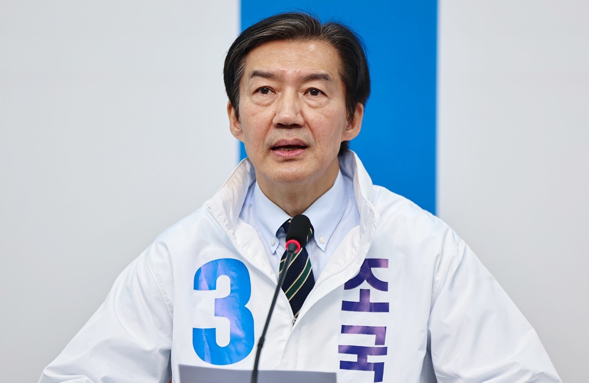 조국 조국혁신당 대표가 서울 여의도 국회에서 열린 조국혁신당 선거대책위원회 회의에서 모두발언을 하고 있다. 자료 사진. 조국혁신당은 경기 평택을 국회의원 재선거에 출마한 조국 대표가 평택에 2개월 단기 월세 계약을 했다는 의혹에 대해 입장을 밝혔다. 조국혁신당은 해당 의혹이 사실이 아니라고 반박했다. 조국혁신당은 11일 언론 공지를 통해 '조국 후보는 (평택시) 안중읍 아파트에 대해 2026년 4월∼2027년 4월까지 1년 임대차계약을 체결해 거주 중'이라고 밝혔다. / 뉴스1