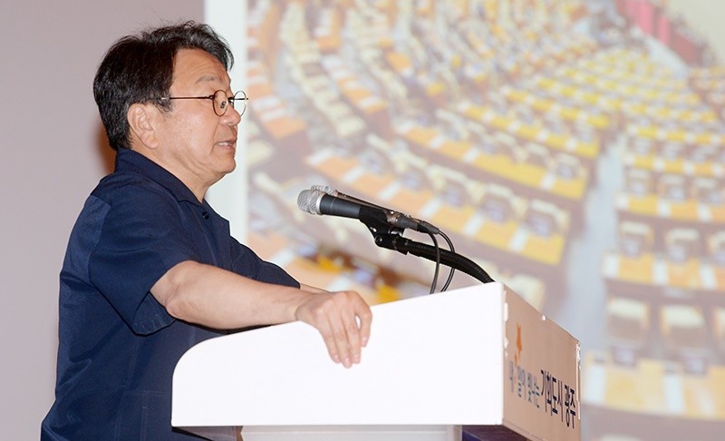 강기정 광주광역시장이 11일 시청 대회의실에서 열린 정례조회에 참석해 '오월, 일상의 민주주의로!'를 주제로 5·18민주화운동의 남은 숙제와 미래 구상을 제시하고 있다. /광주광역시
