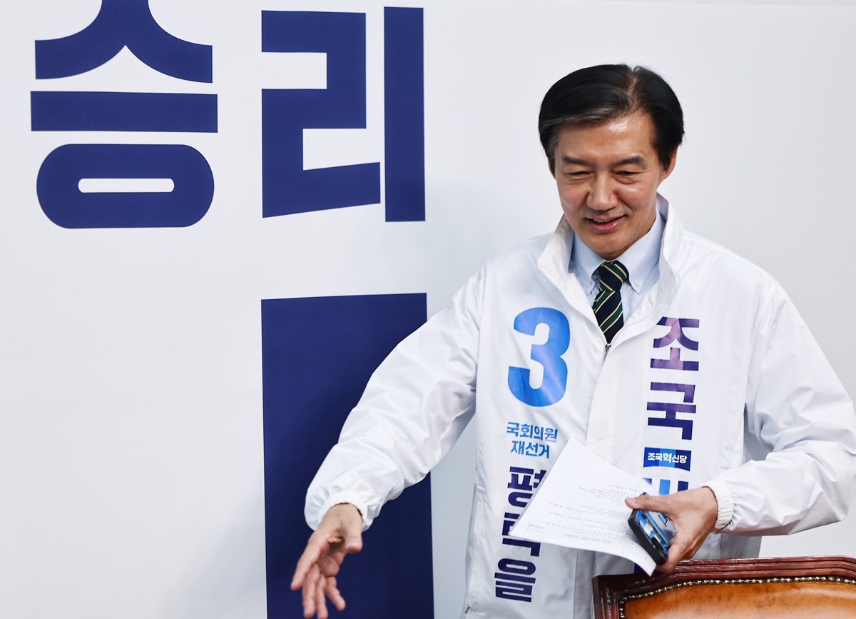 조국혁신당은 경기 평택을 국회의원 재선거에 출마한 조국 대표가 평택에 2개월 단기 월세 계약을 했다는 의혹에 대해 입장을 밝혔다. 조국혁신당은 해당 의혹이 사실이 아니라고 반박했다. 조국혁신당은 11일 언론 공지를 통해 '조국 후보는 (평택시) 안중읍 아파트에 대해 2026년 4월∼2027년 4월까지 1년 임대차계약을 체결해 거주 중'이라고 밝혔다.     그러면서 '조국 후보는 평택을 지역 내에서 1년 단위로 집을 이사해 거주할 예정'이라며 '평택 구석구석의 시민 애로사항을 해결하고 시민들과 지혜를 모아 지역발전 비전을 실천할 계획'이라고 강조했다.    / 뉴스1