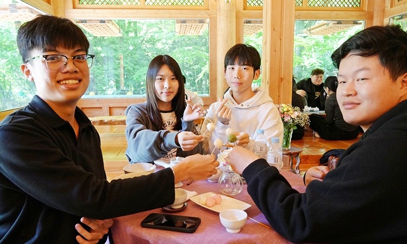 호남대학교 국제교류처는 5월 9일 외국인 유학생을 대상으로 한국 전통 차문화와 지역 문화유산을 체험하는 한국문화체험 프로그램 ‘차향 속으로, 힐링’을 운영했다. / 호남대