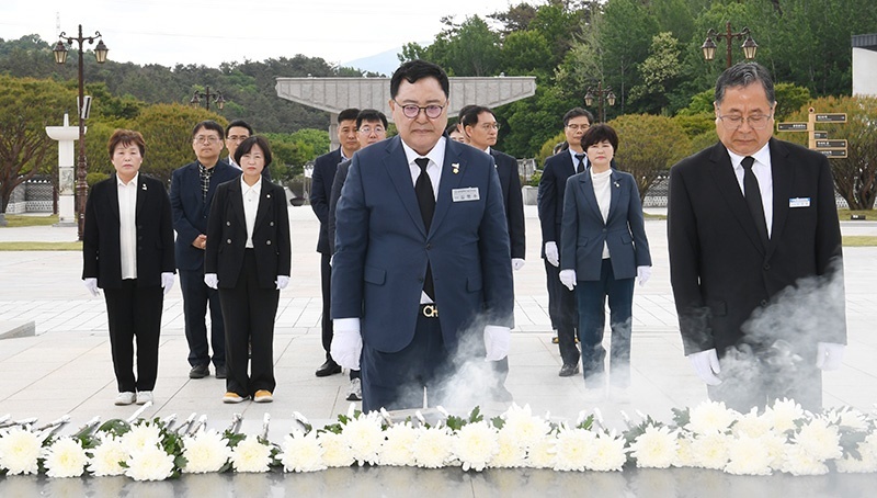 "오월 영령의 숭고한 희생, 헌법적 가치로 잇겠습니다"… 광주시 광산구의회, 5·18 제46주년 묘역 참배