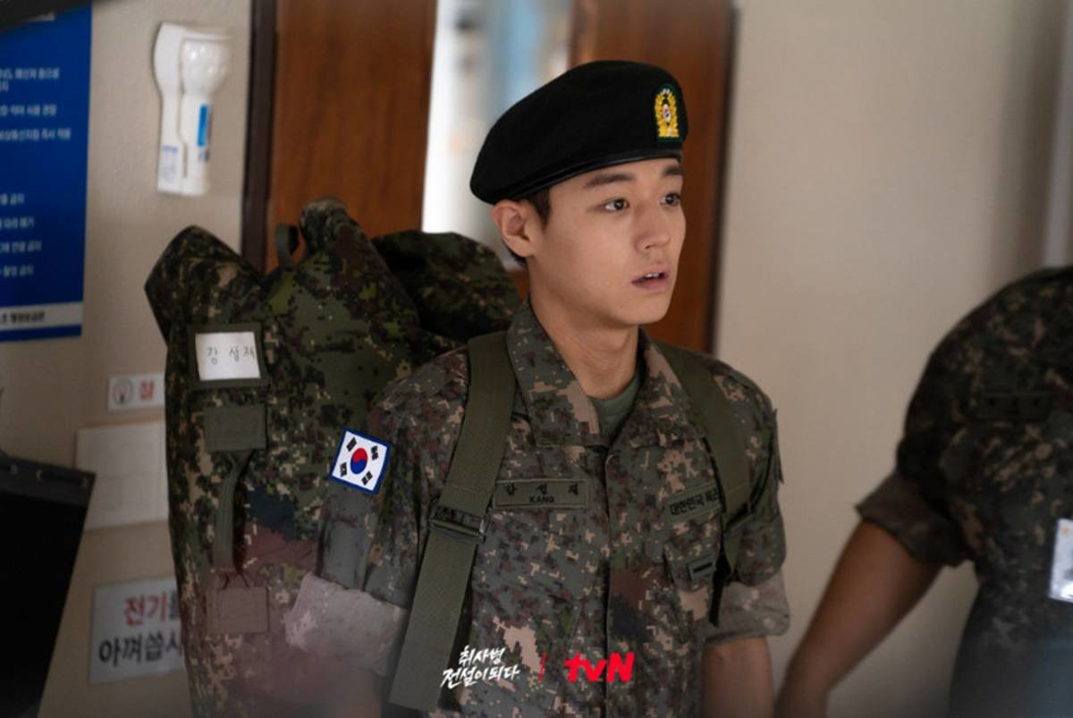 첫 방송에서는 훈련소에서 최우수 훈련병이 된 강성재가 강림초소로 자대 배치를 받는 과정이 그려졌다 / tvN