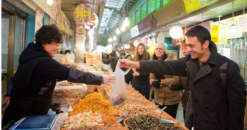 수도권 대학의 유학생 및 거주 중인 외국인으로 구성된 투어단이 광명전통시장에서 장을 보고 있다 / 뉴스 1