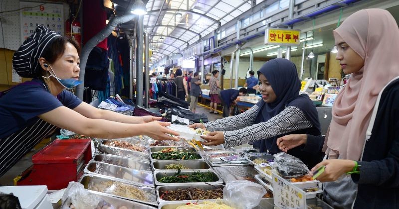 외국인 관광객이 도시락뷔페 '고루고루'를 이용해 반찬을 구입하고 있다. / 뉴스 1
