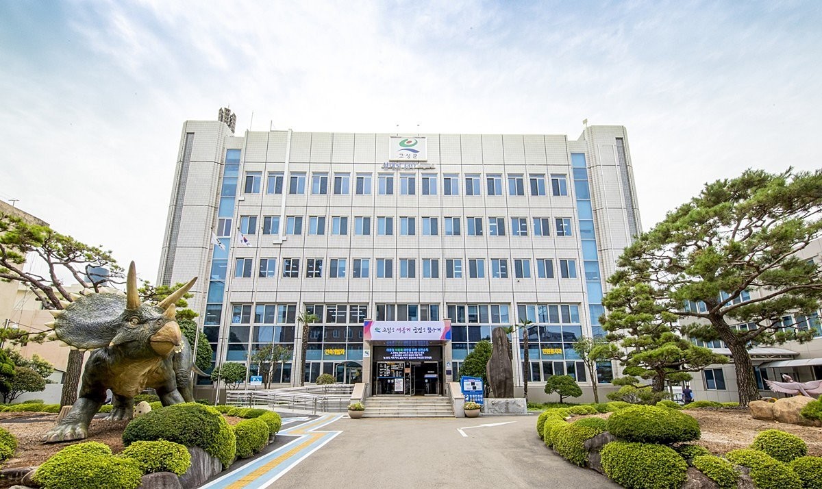 경남 고성군청 모습. 경남 고성군은 군민 1인당 30만 원을 주는 '민생활력지원금'이 포함된 추가경정예산안과 지급 근거를 담은 조례안이 고성군의회를 통과해 지원금 지급이 확정됐다고 12일 밝혔다. 추경안과 조례안이 모두 통과하면서 고성군은 5월 18일부터 민생활력지원금 지급을 시작할 계획이다. 지급 대상은 고성군에 주민등록을 둔 군민과 결혼 이민자 등 약 4만 7000명이다. 고성군은 지역 화폐 형태로 군민 1인당 30만 원씩 현금성 지원을 한다고 밝혔다. / 경남 고성군 제공
