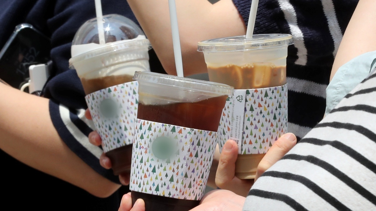 카페서 부담 없이 골랐는데…앞으로 기준 더 엄격해진다는 음료