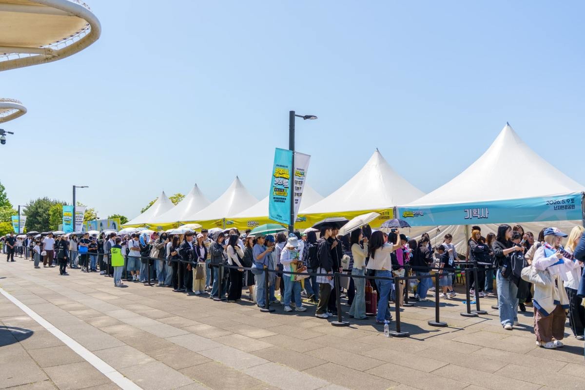 bhc가 지난 9일 서울 난지한강공원에서 개최한 복합 문화 축제 ‘별 하나 페스티벌’ 행사에 관람객들이 입장하고 있다. / 다이닝브랜즈그룹
