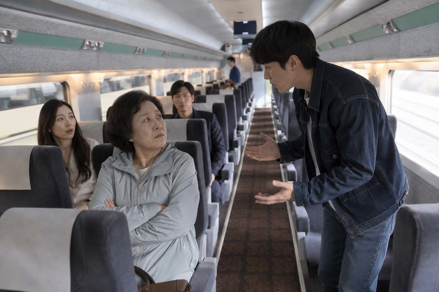 "젊은 사람이 좀 서서 가면 안 돼? 각박하네" KTX 특실서 벌어진 일