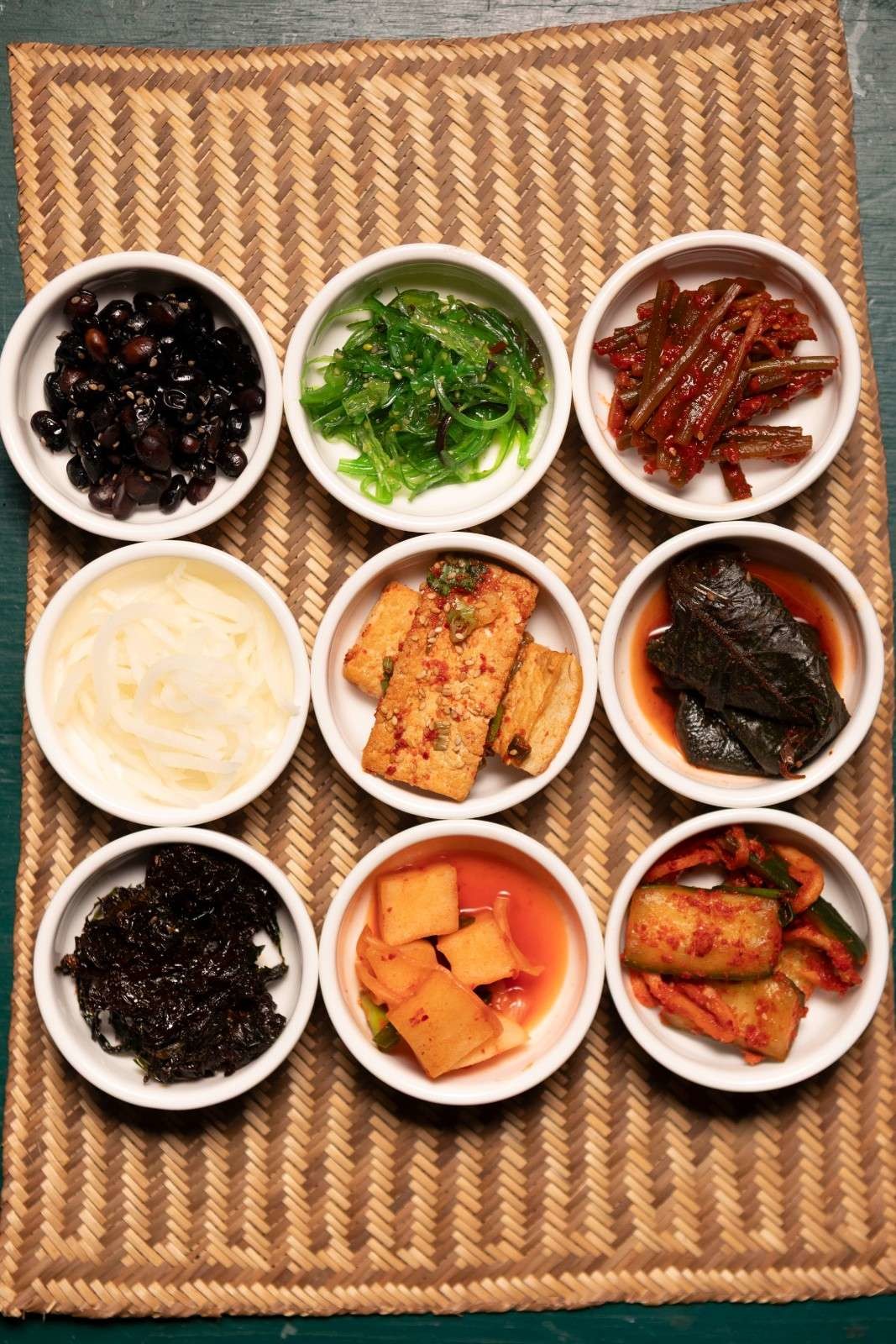 김치와 나물 등 다양한 종류의 한국 반찬이 한 상에 차려진 모습. / 셔터스톡