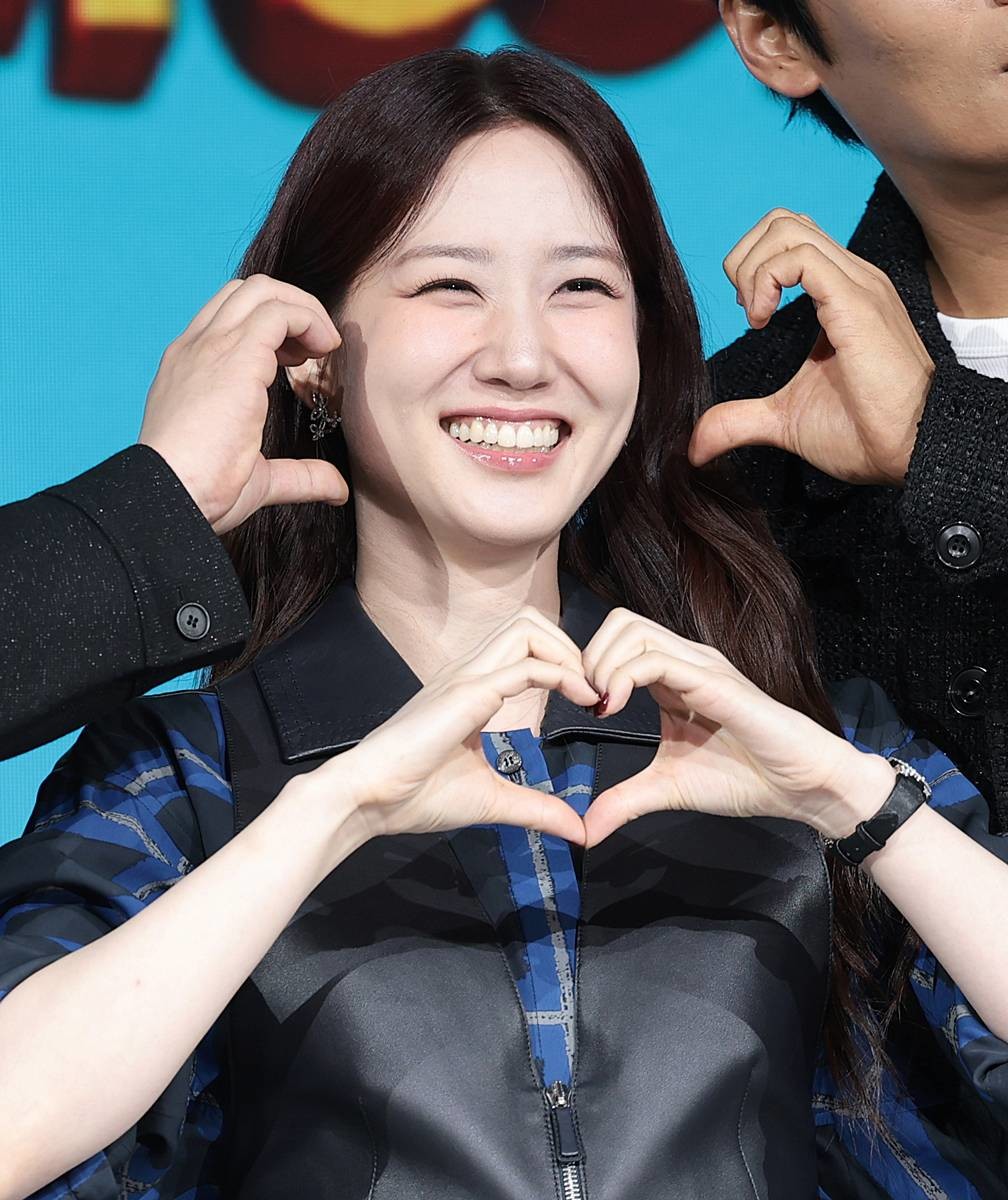 배우 박은빈이 12일 서울 종로구 JW메리어트 동대문 스퀘어 서울에서 열린 넷플릭스 시리즈 '원더풀스' 제작발표회에서 포즈를 취하고 있다. '원더풀스'는 1999년 세기말, 우연히 초능력을 가지게 된 동네 모지리들이 평화를 위협하는 빌런에 맞서 세상을 지키기 위해 고군분투하는 초능력 코믹 어드벤처 드라마다 / 뉴스1