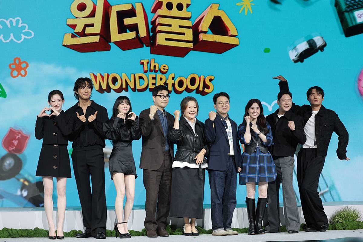 배우 최윤지(왼쪽부터)와 배나라, 정이서, 손현주, 김해숙, 유인식 감독, 박은빈, 임성재, 최대훈이 12일 서울 종로구 JW메리어트 동대문 스퀘어 서울에서 열린 넷플릭스 시리즈 '원더풀스' 제작발표회에서 포즈를 취하고 있다. '원더풀스'는 1999년 세기말, 우연히 초능력을 가지게 된 동네 모지리들이 평화를 위협하는 빌런에 맞서 세상을 지키기 위해 고군분투하는 초능력 코믹 어드벤처 드라마다 / 뉴스1