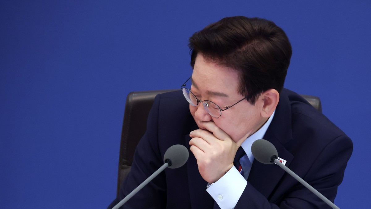 이재명 대통령이 12일 청와대에서 열린 제21회 국무회의 겸 제8차 비상경제점검회의에서 보고를 청취하고 있는 모습. / 청와대통신사진기자단-뉴스1