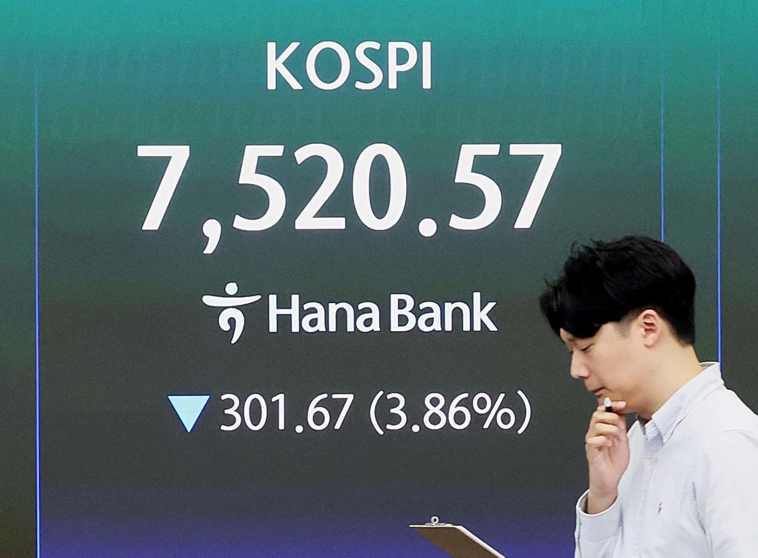 코스피가 장중 7500선대로 밀린 12일 오전 서울 중구 하나은행 딜링룸 전광판에 코스피 지수가 표시돼 있다. / 뉴스1