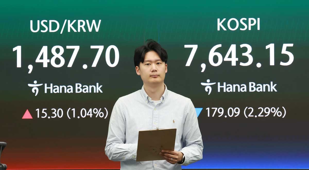 12일 오후 서울 중구 하나은행 본점 딜링룸 전광판에 코스피 지수 등 종가가 표시되고 있다. / 뉴스1