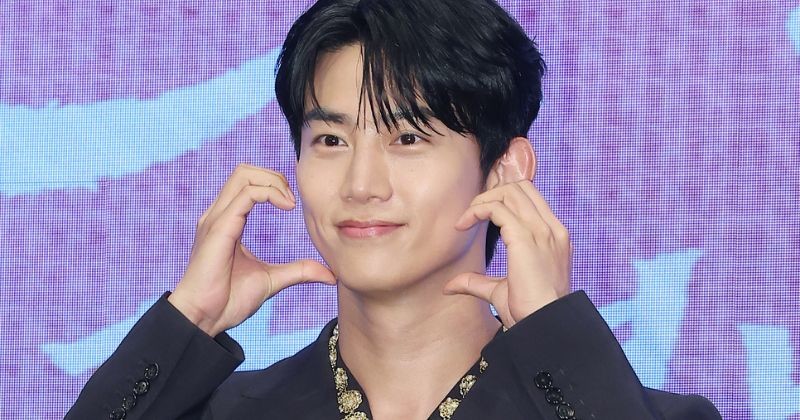Taecyeon Posing for a Photo / News1
