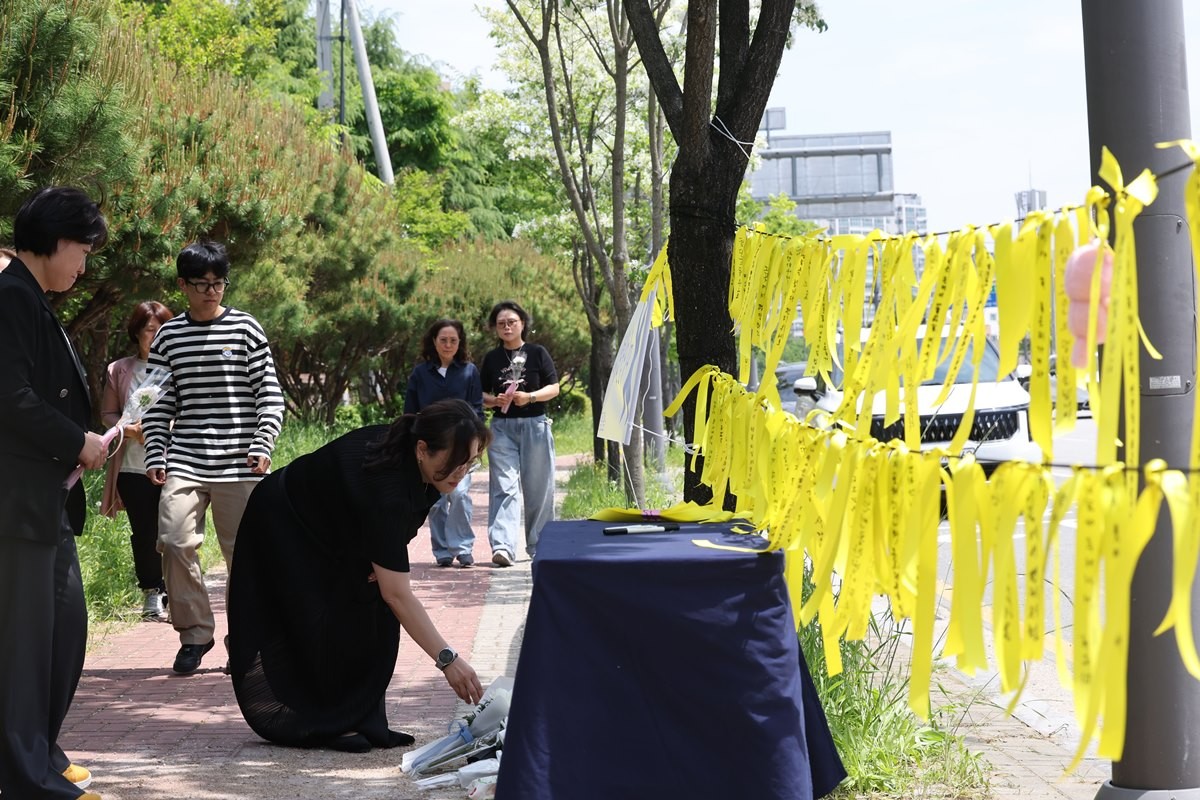 광주 광산구 월계동 남부대 인근 인도에 흉기피습으로 사망한 10대 여학생을 추모하는 리본이 달려있는 모습 / 뉴스1