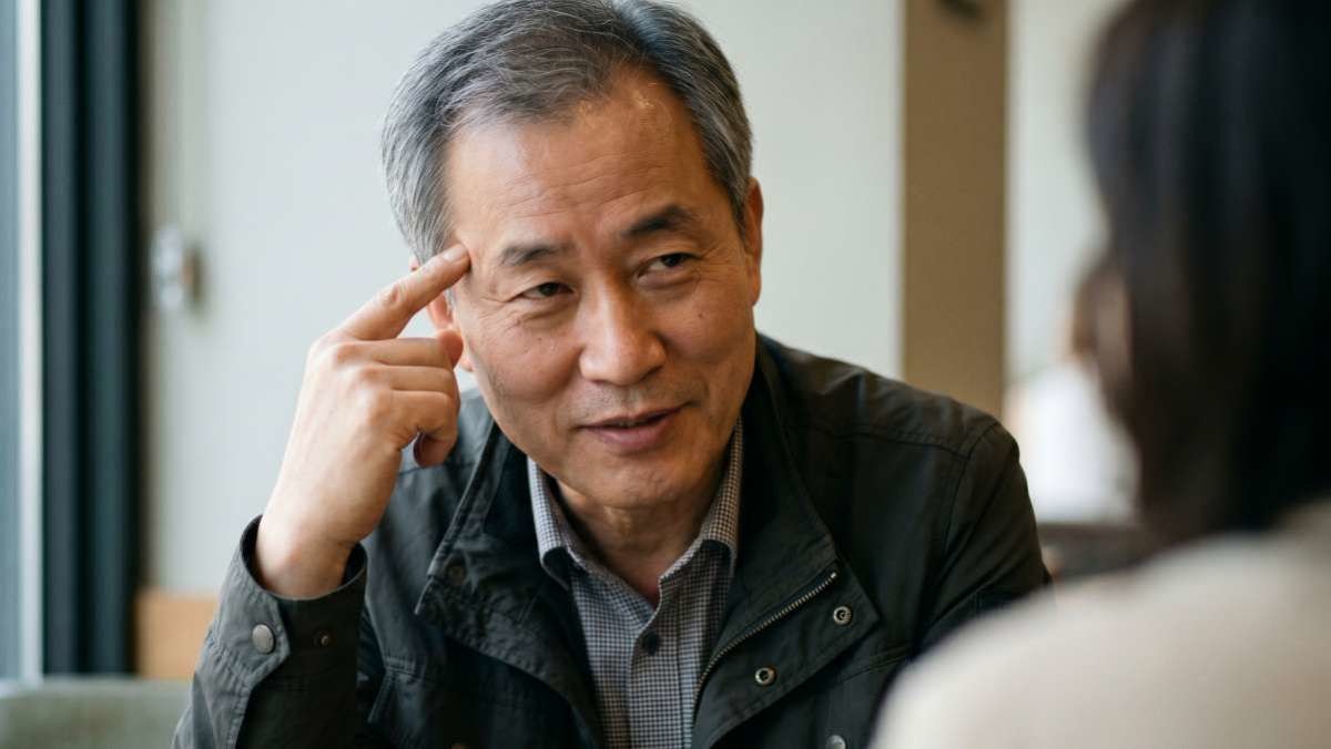 '60 넘어 반드시 뒤통수치는 사람 특징 대반전 1위는...?' 기사 내용 토대로 AI툴 활용해 제작한 자료사진.