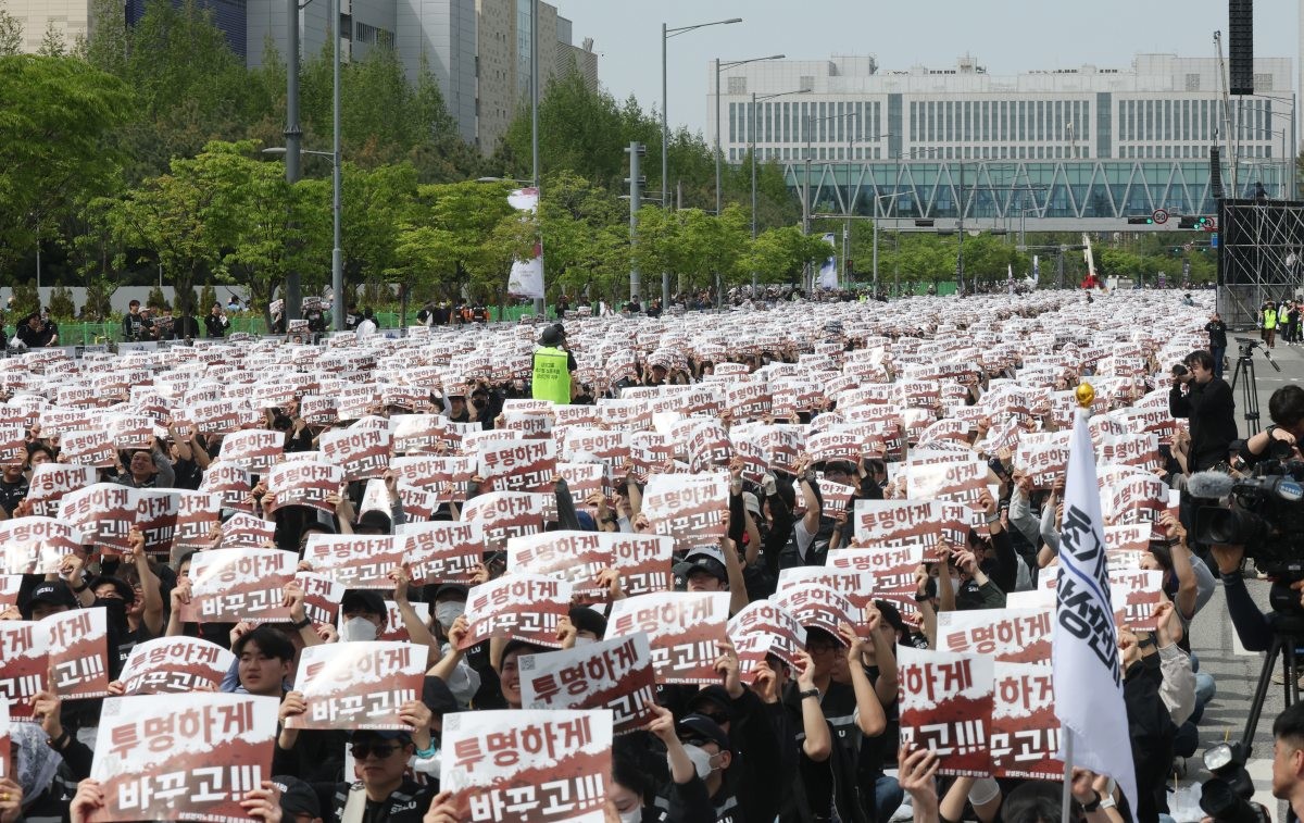 지난달 23일 경기 평택시 고덕동 삼성전자 평택캠퍼스에서 열린 삼성전자 노동조합 공동투쟁본부 '4·23 투쟁 결의대회'에서 조합원들이 구호를 외치고 있다. / 뉴스1