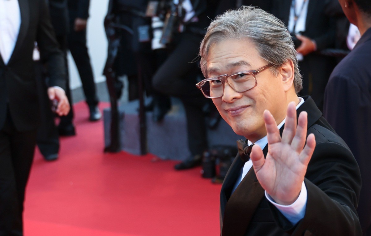 제79회 칸 국제영화제 개막일인 지난 12일(현지 시각) 프랑스 남부 소도시 칸 팔레 데 페스티발(Palais des Festivals)에서 열린 경쟁부문 심사위원단 포토콜에서 심사위원장을 맡은 박찬욱 감독이 포즈를 취하고 있다. / 뉴스1