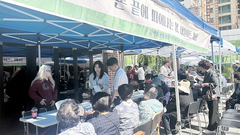"할머니 손톱에 봄꽃 피었어요"… 광주여대 미용과학과, 어르신 대상 네일아트 봉사 '눈길'