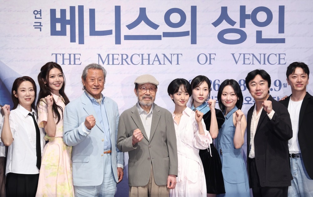 12일 오후 서울 종로구 NOL 서경스퀘어에서 열린 연극 '베니스의 상인' 기자간담회에서 연극 주역들이 포즈를 취하고 있다. 왼쪽부터 배우 한세라, 수영, 박근형, 신구, 원진아, 김아영, 김슬기, 조달환, 최정헌. / 뉴스1