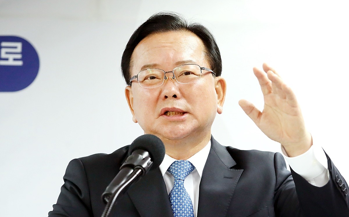 김부겸 더불어민주당 대구시장 후보 자료 사진. 김부겸 더불어민주당 대구시장 예비후보가 박근혜 전 대통령 예방을 공식적으로 요청했다. 김부겸 예비후보는 13일 자신의 선거 사무소에서 공약 발표회를 마치고 '박근혜 전 대통령 예방 계획이 구체화한 게 있나?'라는 질문을 받자 '본격적으로 선거에 들어가기 전에 지역 어른들을 찾아뵙는 차원에서 찾아뵙겠다는 말씀을 드린다'라고 답했다. 김 예비후보는 '공식적으로 요청드리고 싶다'라며 '언제 어디로 오라고 말씀하시면 그때 맞춰서 찾아뵙고 싶다'라고도 했다.      / 뉴스1