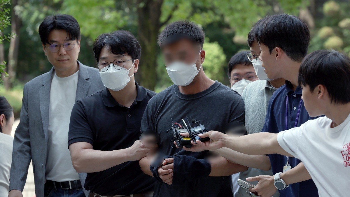 웹사이트를 해킹해 380억 원 이상을 가로챈 해킹 범죄 조직 총책인 중국 국적 남성 A 씨가 지난해 8월 24일 오후 서울 서초동 서울중앙지방법원으로 구속 전 피의자 심문(영장실질심사)을 받기 위해 들어오고 있다. / 뉴스1